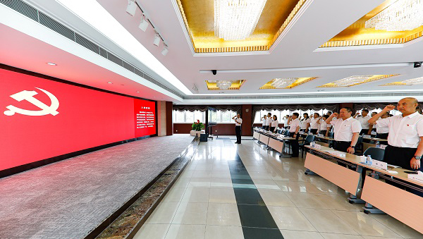 上海尊龙凯时人生就是搏召开庆祝建党104周年暨2024-2025年度“两优一先”表彰大会